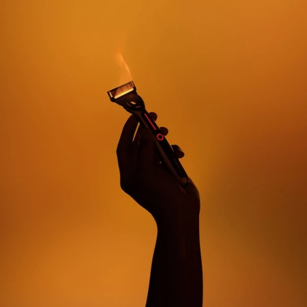 温まるシェーバーが登場。バレンタインの贈り物に「ジレットラボ ヒーテッドレーザー」