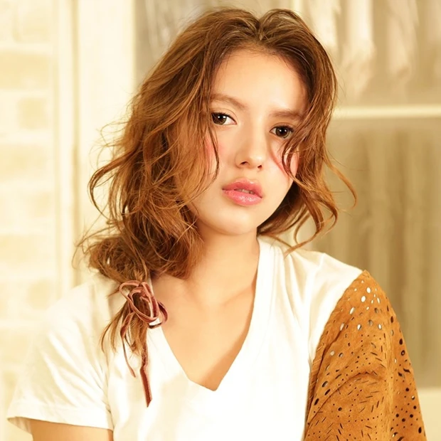 70's風マットなキャメルカラー！ 無造作カールのワンサイドでこなれ感を…