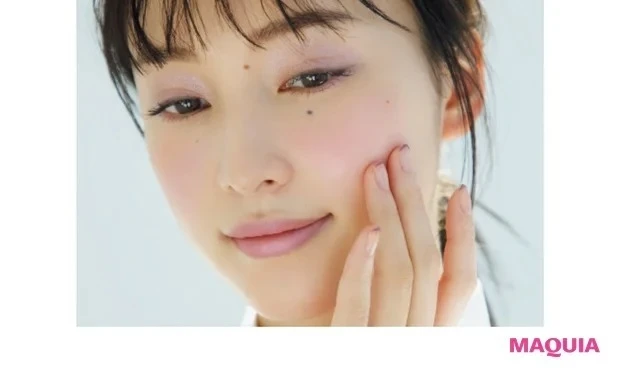 透明感を底上げする夏のメイクTIPS_薄く透けた肌を演出するように、頬広めにトントンと馴染ませる