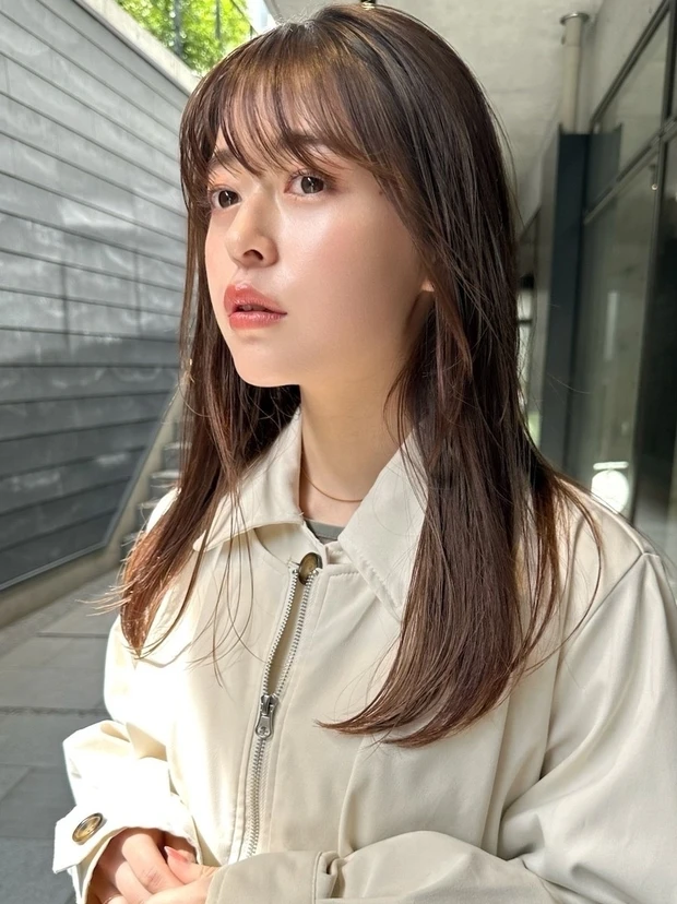 セミロング　ヘア　髪型　ヘアスタイル　前髪あり　ヘアカラー