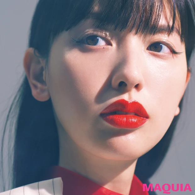 この春、えみが注目! マニッシュにつけこなす朱色リップメイク