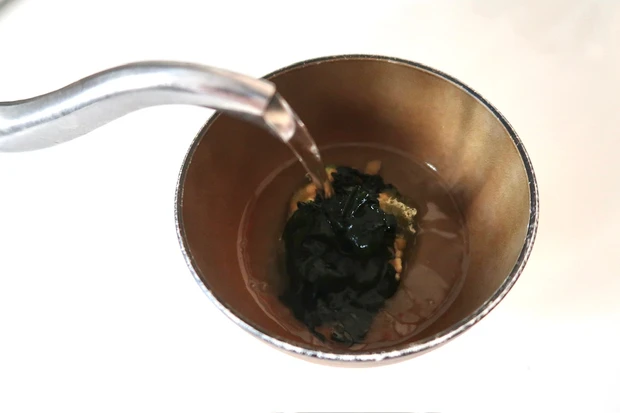 味噌玉にお湯を注ぐ