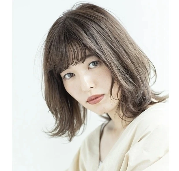 ZACCの髪型・ヘアスタイルまとめ_束感を出して今っぽスタイルに！ 大人フォルムのミディアム鎖骨レングス