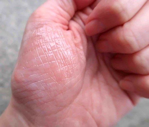 ロムアンド ジューシーフラッシュリップオイル 01 ポメロライト 手