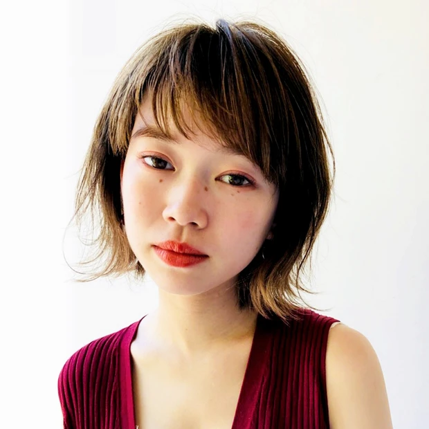 スウィングする毛束が女っぽい、軽やかシルエットのレイヤーボブ