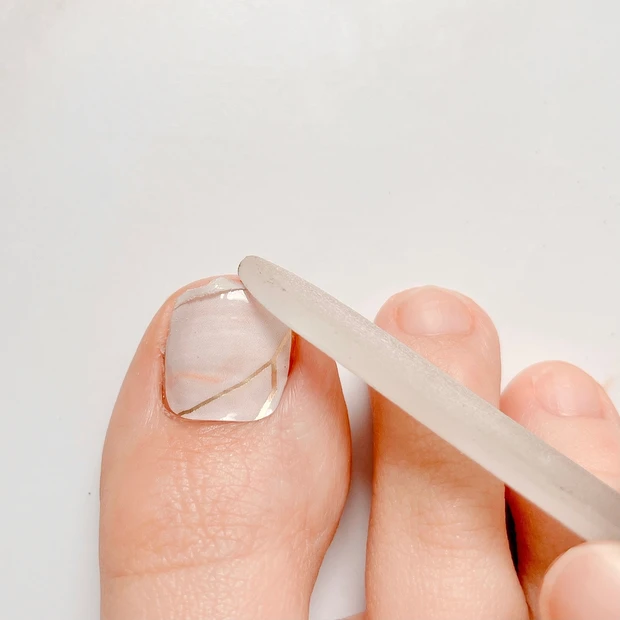 【韓国コスメ・簡単セルフネイル】可愛い！貼るだけジェルネイルシールで大理石柄のペディキュアしてみた！〜金曜夜のぶっちゃけ美容#12〜_5_2