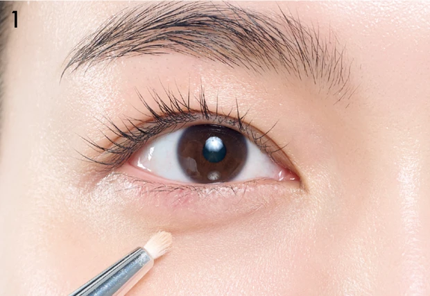 涙袋メイク 細めに影色でラインを引く