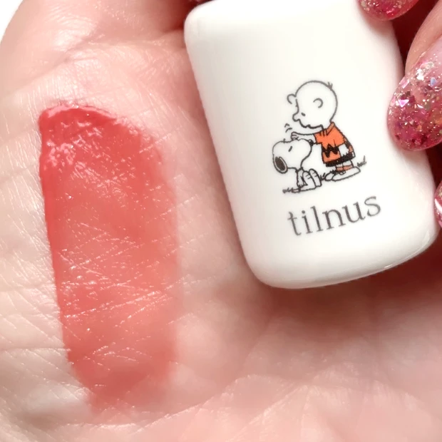 スヌーピーと仲間たちが描かれた「S101 グッドレッド」パッケージ。明るくジューシーなオレンジレッドのティント。