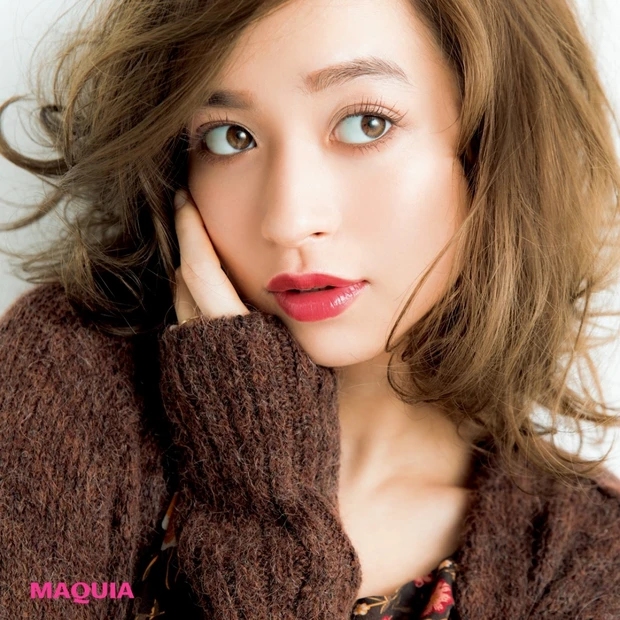 ボヘミアンルックに赤リップ。野崎萌香流「ラフなのに色っぽい」が叶うメイク…