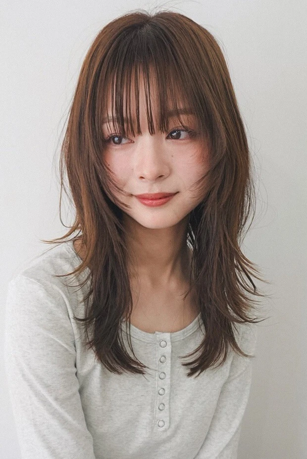 ヘアカタログ　ミディアムレイヤー　ミディアムヘア　ハッシュカット　前髪あり