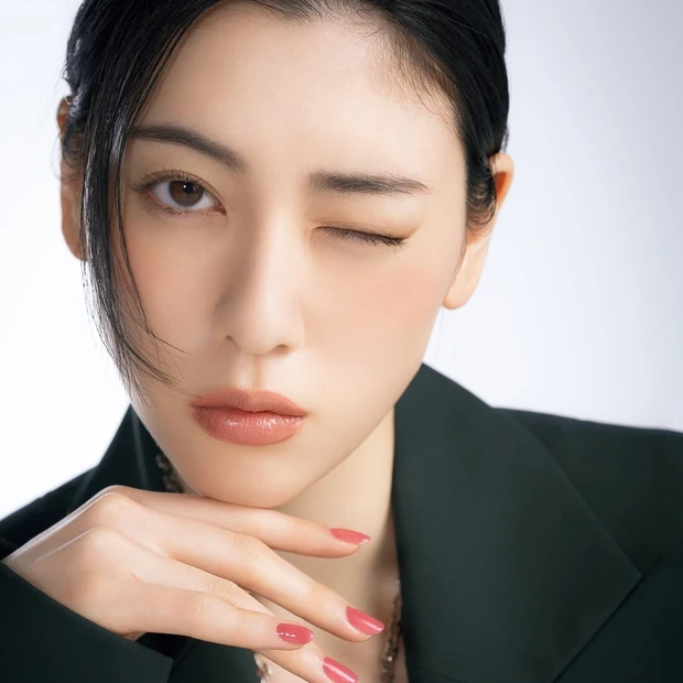 三吉彩花さんの最新ベストメイク。チーク活かしのミニマムメイクを徹底解説！