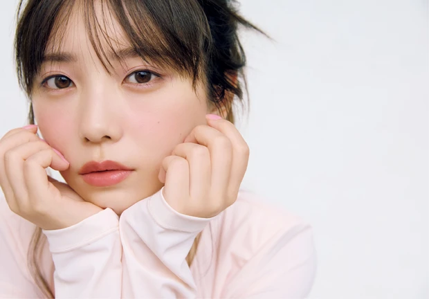 与田祐希さんが、ストロベリームースのようなふんわりピンクに挑戦。召しませ、秋のスイーツメイク