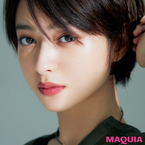 カーキトップスに似合うメイクって? 目&唇に赤みを足して洒落度アップ