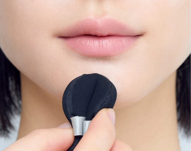 2026年春おすすめ新作スティックハイライト　唇に向かって上側へなじませる