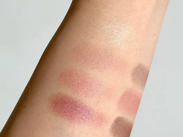 SUQQU人気ピンク系アイシャドウ【01瑞花・04純撫子】をスウォッチ比較!おすすめパーソナルカラーもご紹介♡_3_2