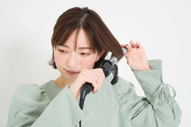 ニット素材のマスクに似合う&キープ力抜群! ボブヘアにおすすめのS字巻き髪テク_5