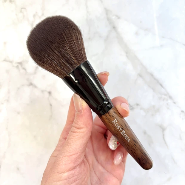 小嶋陽菜が愛用する「ROSYROSA　パウダーブラシEX」