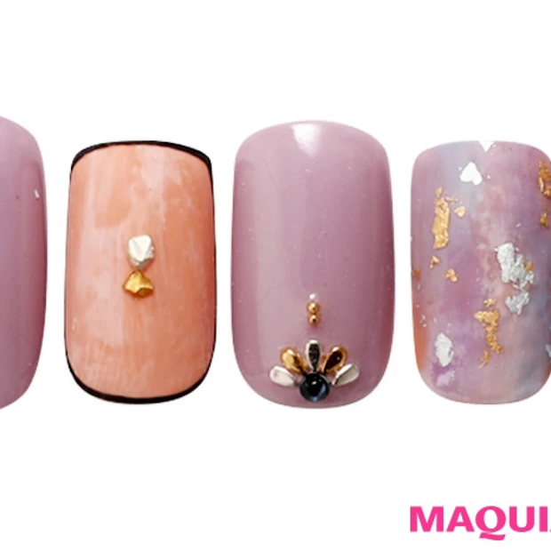 パステルと合わせた「くすみパープル」は、黒ラインでモードに遊んで