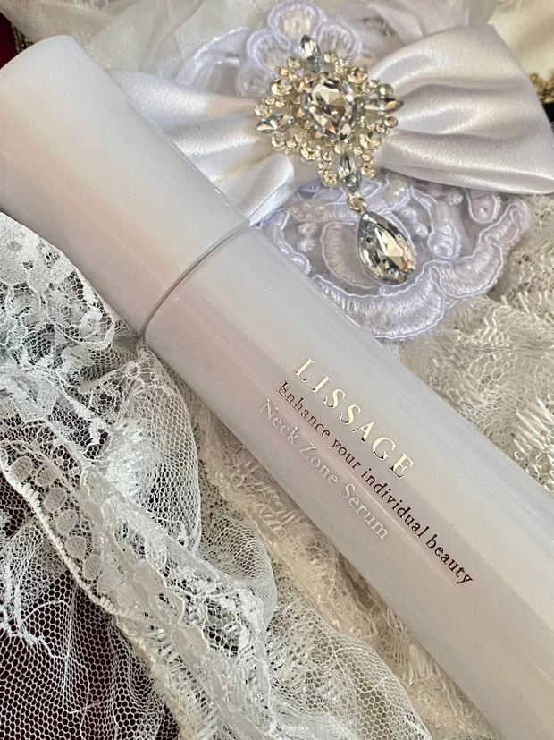 スマホで下向き首シワ...首元が露出する季節だから本腰入れてネックケア　_1_1