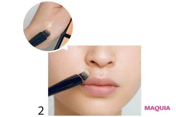 小鼻の赤みとほうれい線をコンシーラーでカバーする様子