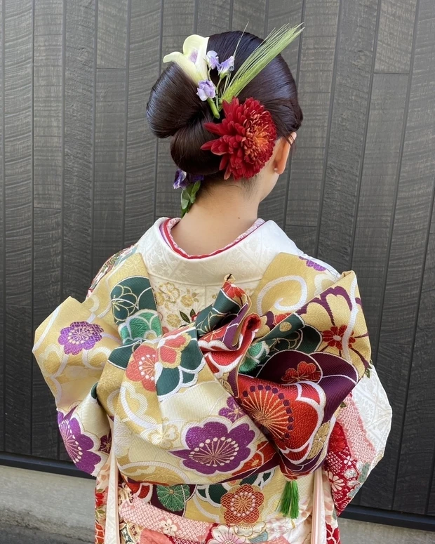 【着物に似合うヘアアレンジ】卒業式や入学式にもおすすめ! 「水引&金箔」「タイトな一本結び」「花モチーフ」のヘアアレンジ22選_4_8