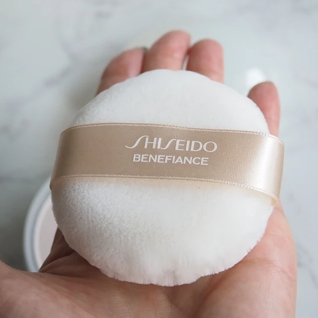 「ブライトニング スキンケアパウダー」のパフ