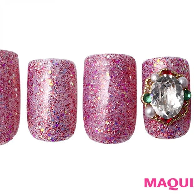 視線を奪う、ゴージャスリッチな「ピンクラメ」ネイル