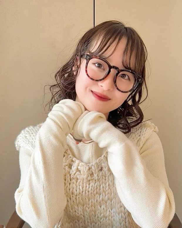 髪型　フレンチボブ　ボブヘア　パーマ　前髪あり　メガネ　スタイリング