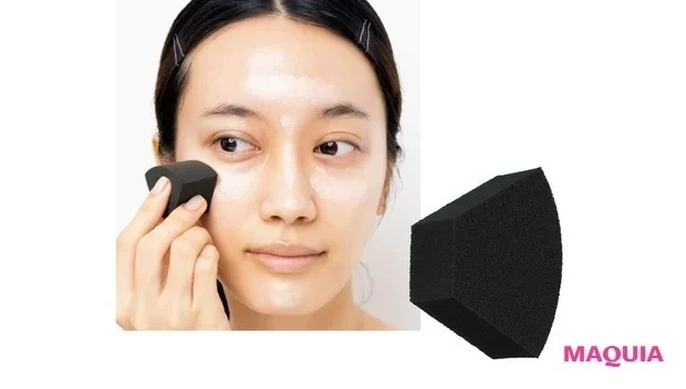 スポンジで下地を馴染ませる様子