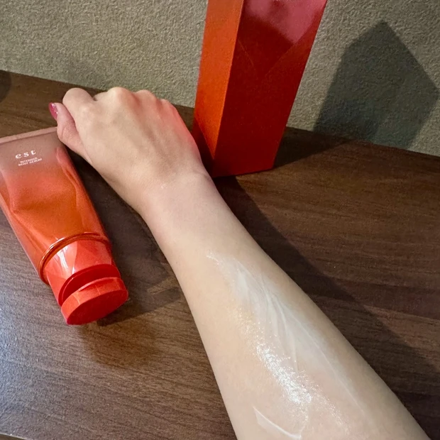 2/10新発売！スキンケアと同等のエイジングケアを、エスト インテンシブ ボディセラムで♡_2_2