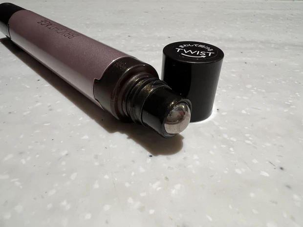 【ブライトエイジ】セラムが浸透、バームで包み込む。年齢が出やすい目元<アイゾーンケア>に2in1のWケアが便利で使いやすい！マッサージが出来るロールオンタイプ！_2_1