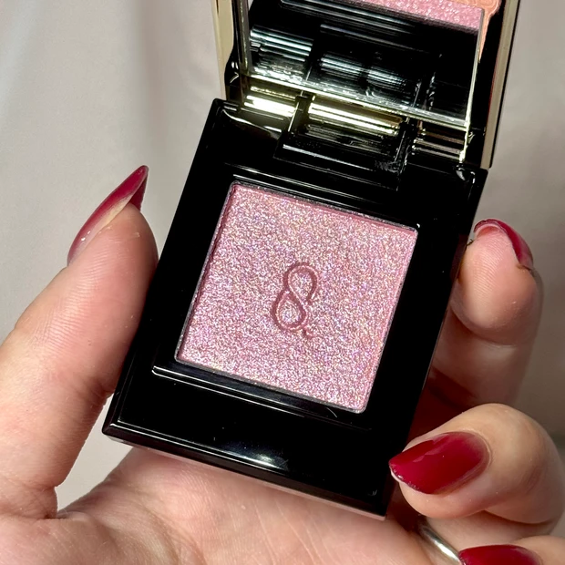 SUQQU モノルックアイズ L-05 澄桜(SUMISAKURA) 手に持っている様子