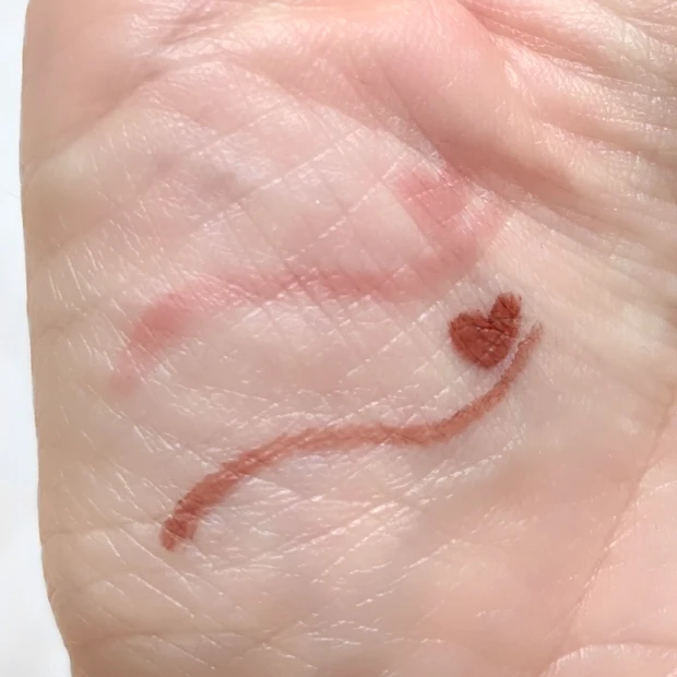 クリーミータッチライナー 色味比較 ダージリンピンクとトゥルーレッド