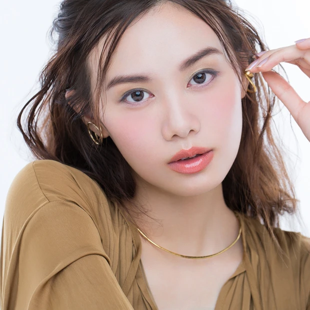 チークって血色以外でもアリ? 紫やブラウンのチークで、今っぽくおしゃ見え…