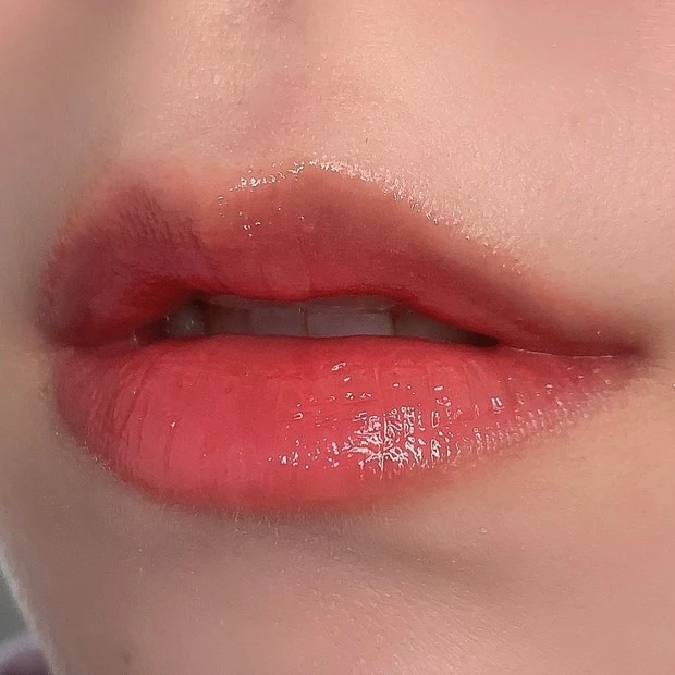 【おすすめ粘膜リップ⑥】 ディオール（DIOR） ディオール アディクト リップ グロウ 人気色「012 ローズウッド」　仕上がり　着画像