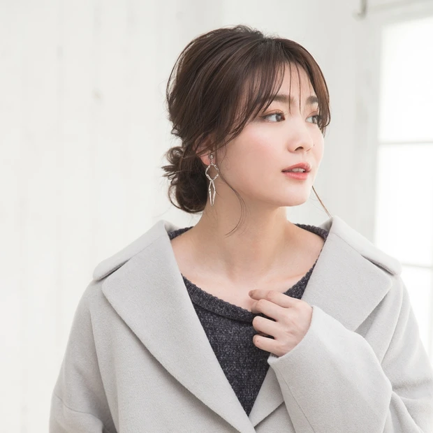 ワザありシニヨンで、GUのカジュアルコートもさらりと美女仕立てに!