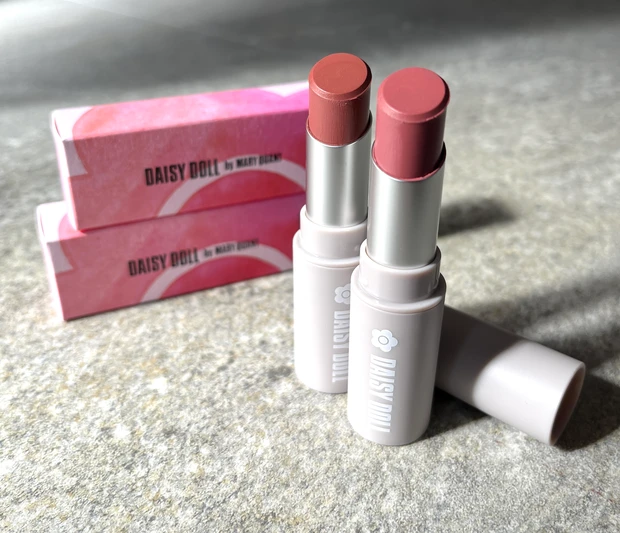 デイジードール　新作コスメ　　チーク　リップ　パウダーブラッシュ　 R01アップルキャンディ　マットリップスティック　アップル　PK02  PK01ローズタルト　R01クランキーアップル　スウォッチ　レビュー　小田切ヒロ