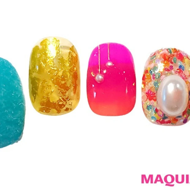 極彩色で大胆に遊ぶ、レトロな「パールネイル」