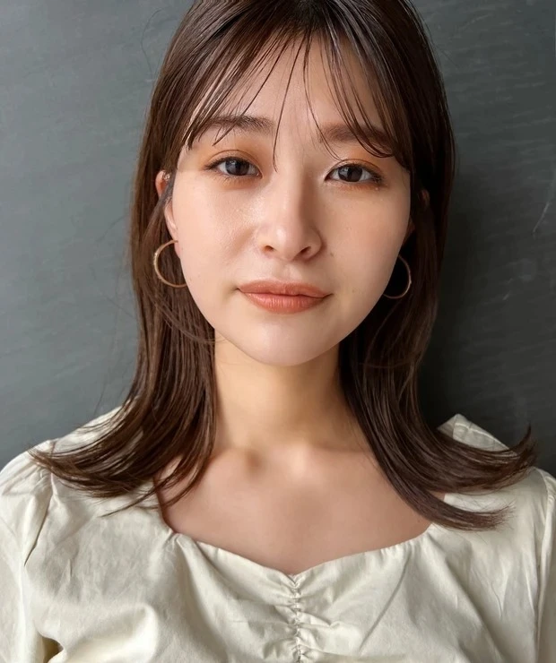 【若く見える髪型・ヘアスタイル】ミディアム6選_ベージュカラーのツヤ感で若見えが叶う、大人のミディアムヘア