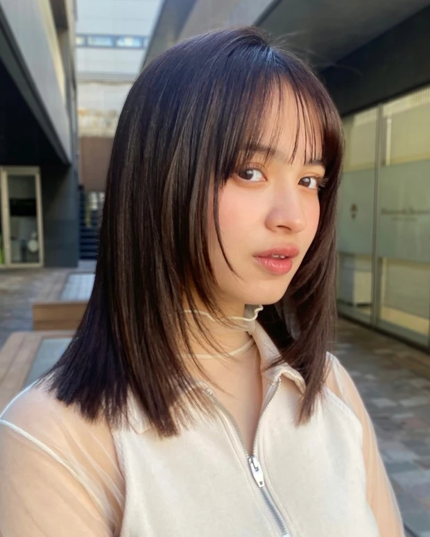 ヘアカタログ ミディアム ミディアムヘア 前髪あり シースルーバング