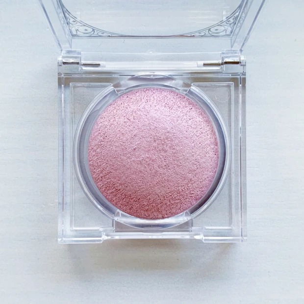 キャンメイク ムーングロウハイライター 03 ムーングロウライラック。透明感を引き出す新色の薄紫。