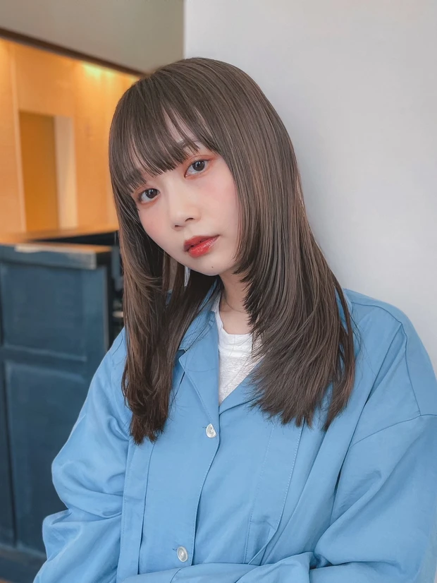 ヘアカタログ ミディアム ミディアムレイヤー 前髪あり 正面