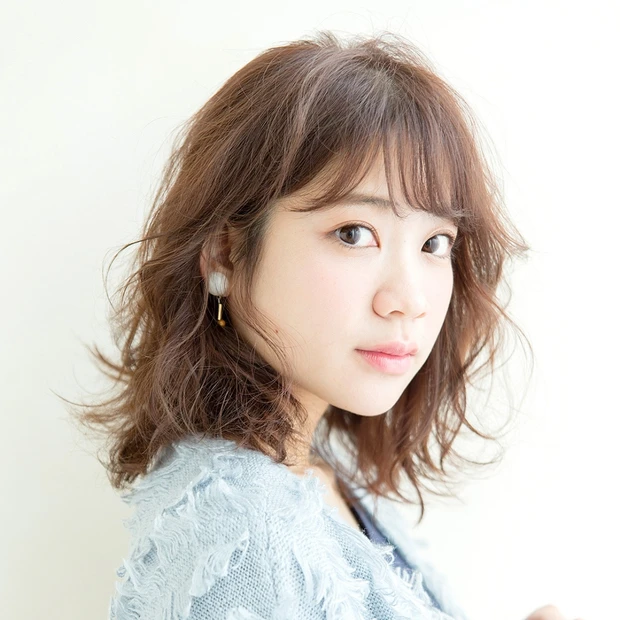丸顔さんや小柄さん必見！ すっきりシルエットのウェーブミディアム