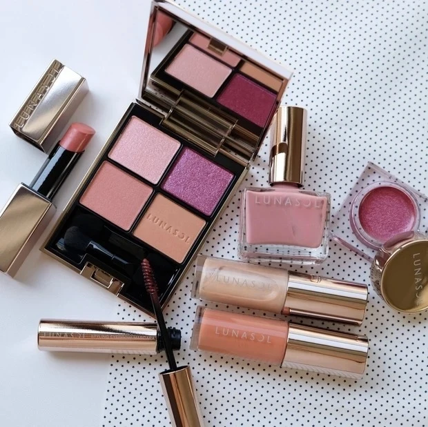 【秋コスメ2022】ルナソル秋新色速報! 人気の「アイカラーレーション」など限定カラーをスウォッチ