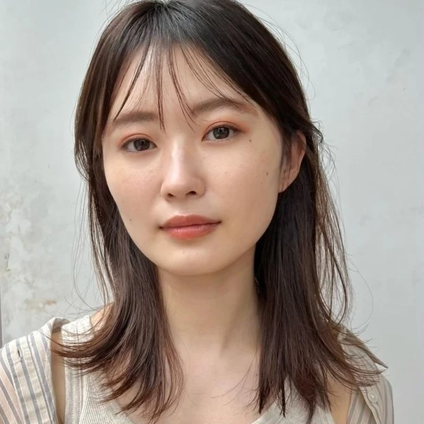 ミディアム　30代　40代 ヘアスタイル　暗めカラー　前髪あり