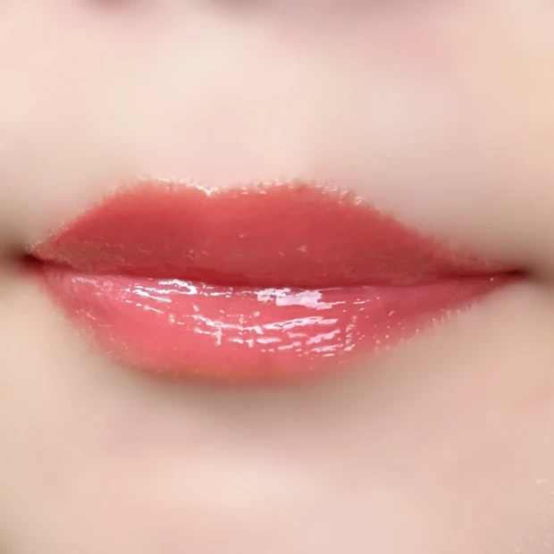 ピーチウーロン70%のグロスを唇に塗った発色アップ写真