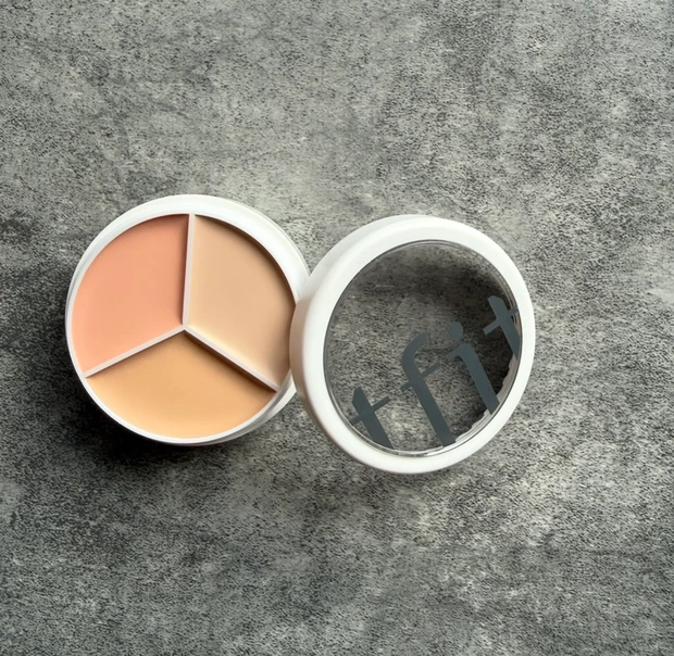 【小田切ヒロさん愛用】クマ・ニキビ跡・シミ隠し！ TFITカバーアップコンシーラーの使い方_2