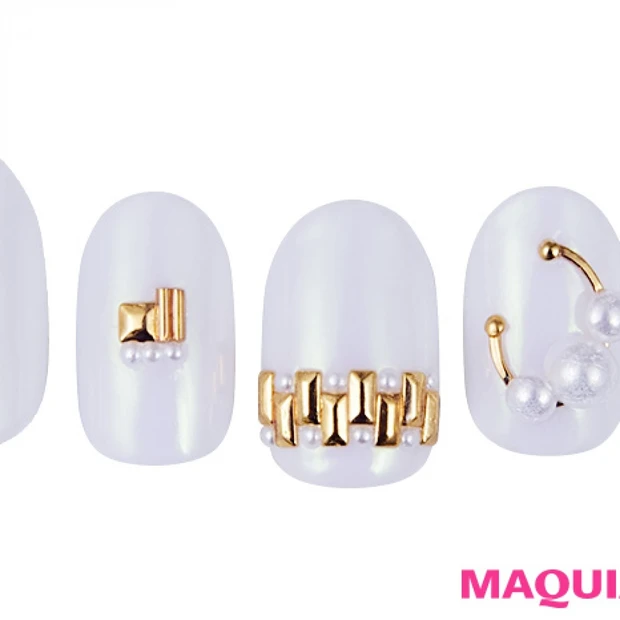 バカンスの夜を彩る、大人カジュアルな「ホワイト×ゴールド」ネイル