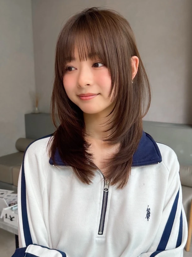 髪型 ミディアムレイヤー ミディアムヘア 前髪あり スタイリング