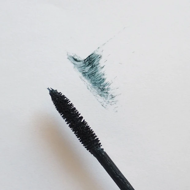 「マキシマムラッシュ ビルドアップマスカラ<フォレストディープグリーン>」の発色